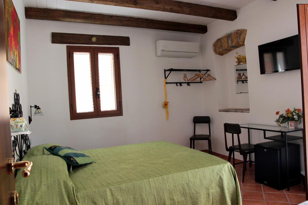 Bed and Breakfast La Casa Del Geko Чефалу Номер фото