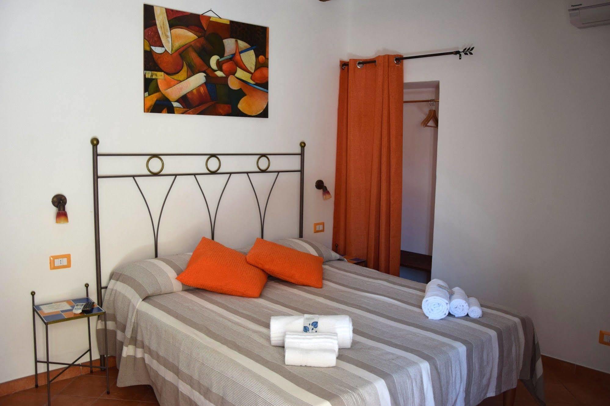 Bed and Breakfast La Casa Del Geko Чефалу Экстерьер фото