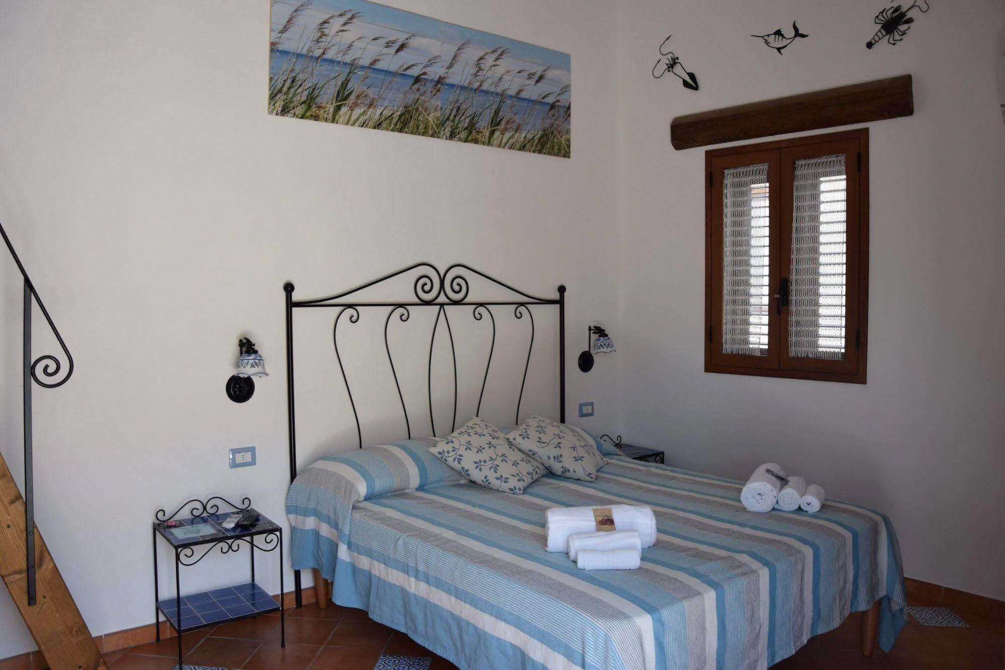 Bed and Breakfast La Casa Del Geko Чефалу Экстерьер фото